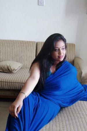 Hania Airhostess calls girl in Mumbai