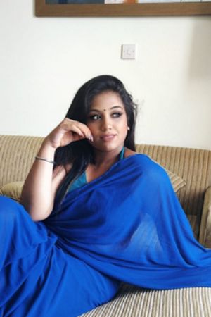 Hania Airhostess calls girl in Mumbai