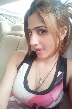 Inaya, an ex-receptionist call girl in Faizabad
