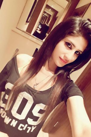Inaya, an ex-receptionist call girl in Faizabad